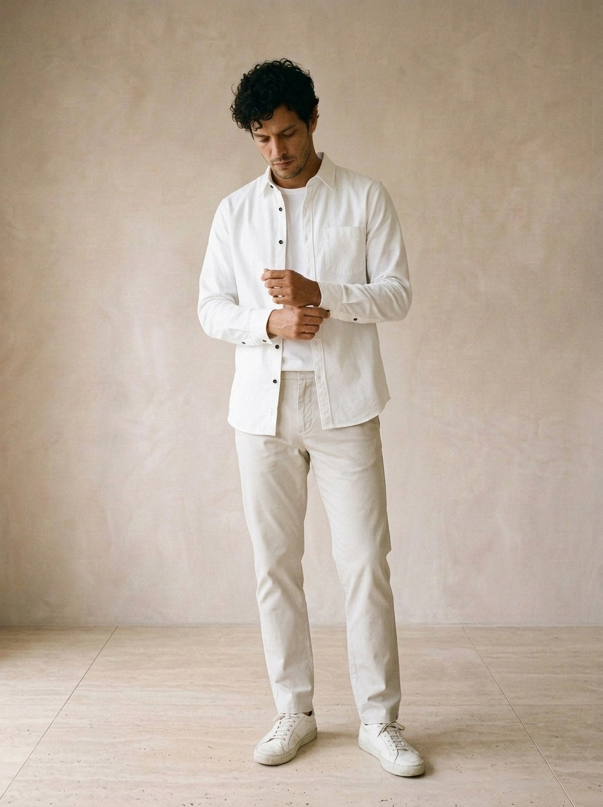 Branco | Camisa de algodão Leiria branco – modelo ajustando a manga