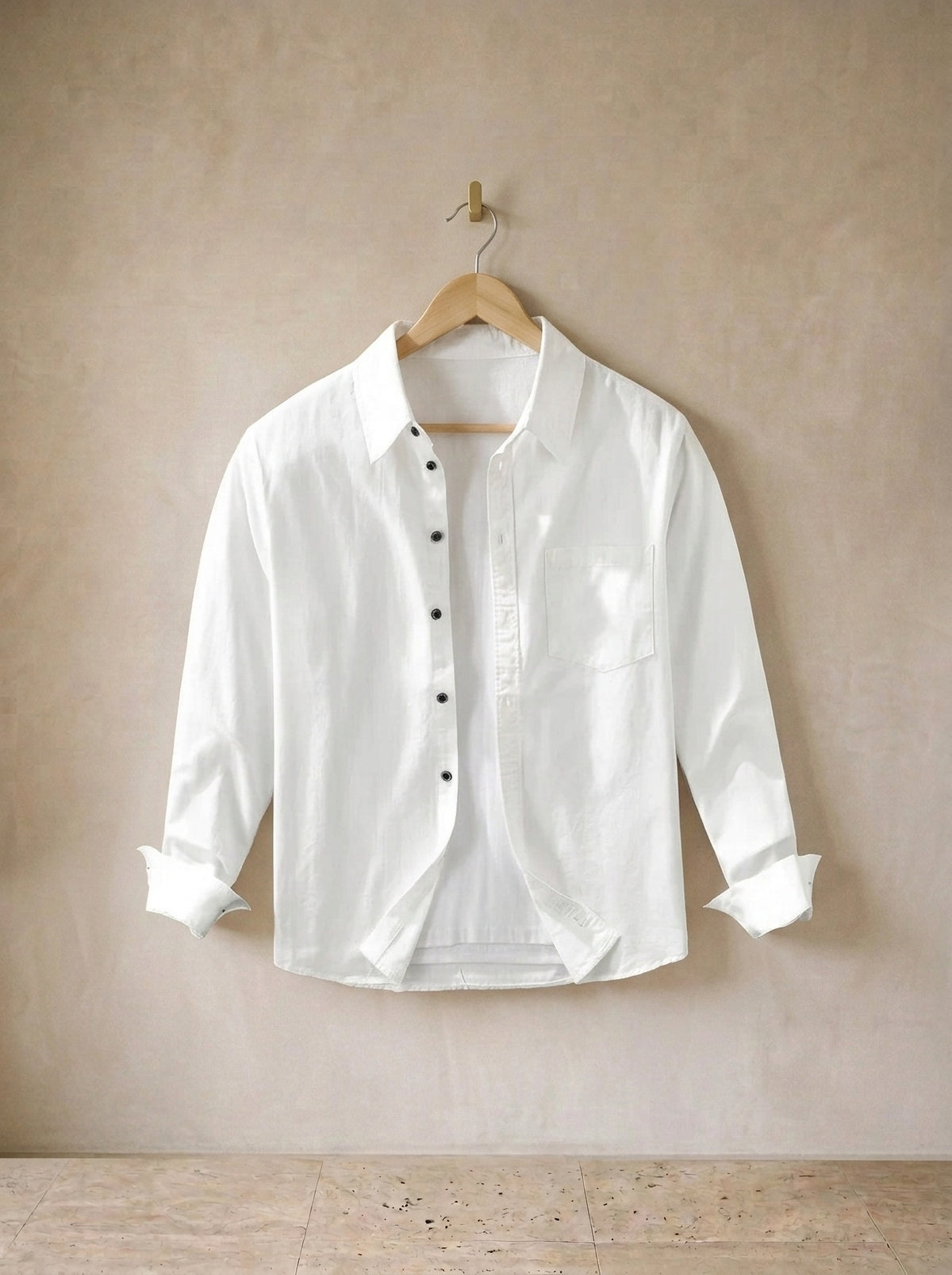 Branco | Camisa de algodão Leiria branco – peça sozinha, no cabide de madeira
