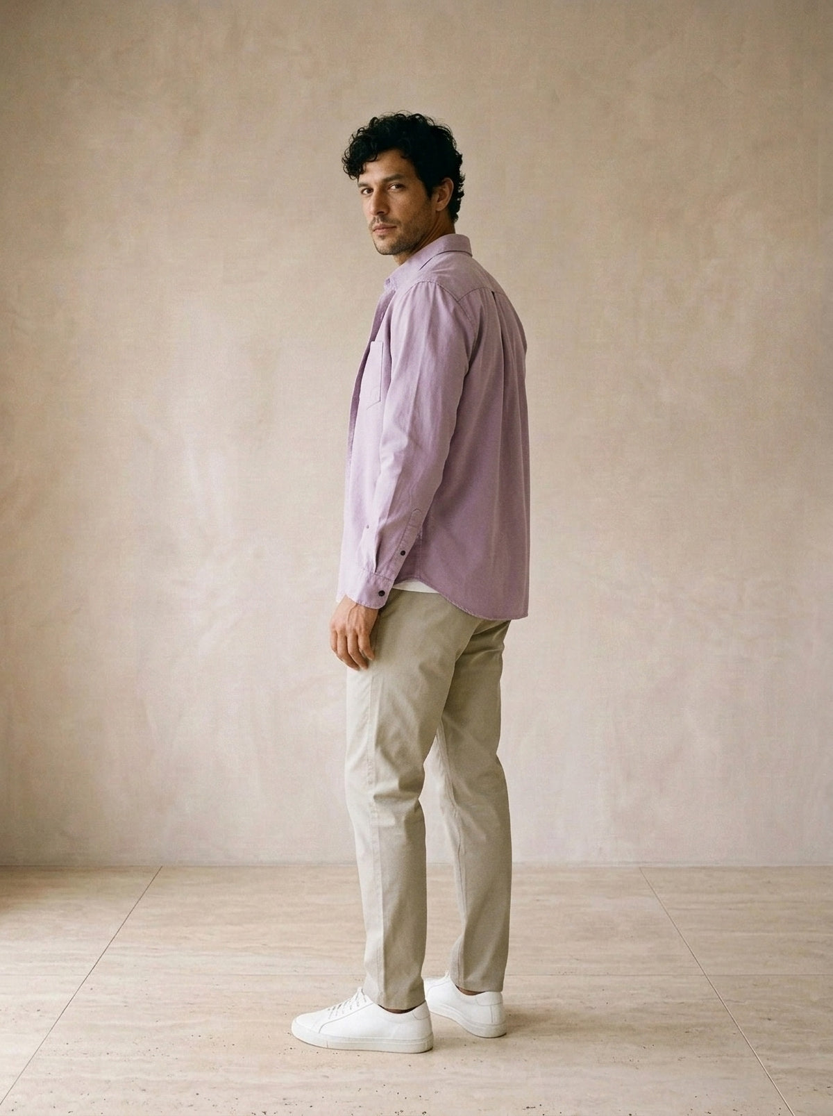 Roxo | Camisa de algodão Leiria roxo – costas, olhando por cima do ombro