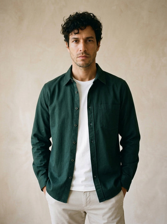 Verde | Camisa de algodão Leiria verde – vista de frente, recorte próximo