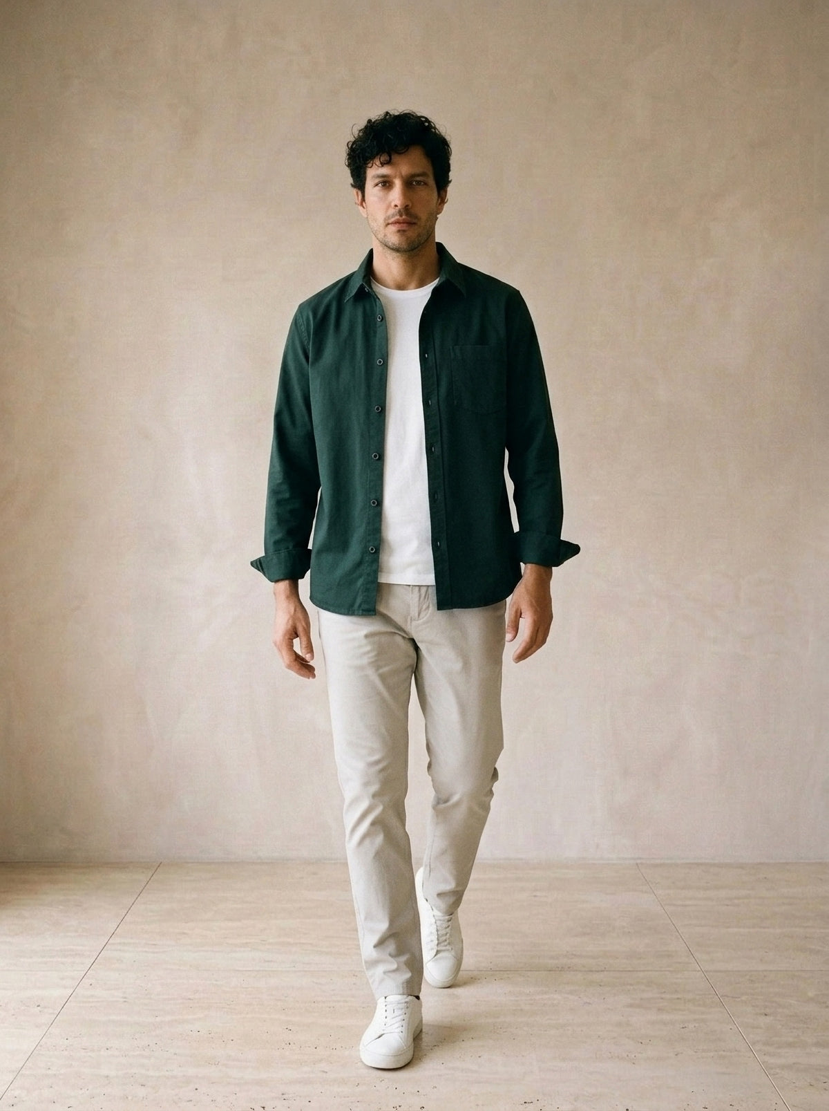 Verde | Camisa de algodão Leiria verde – corpo inteiro, modelo caminhando