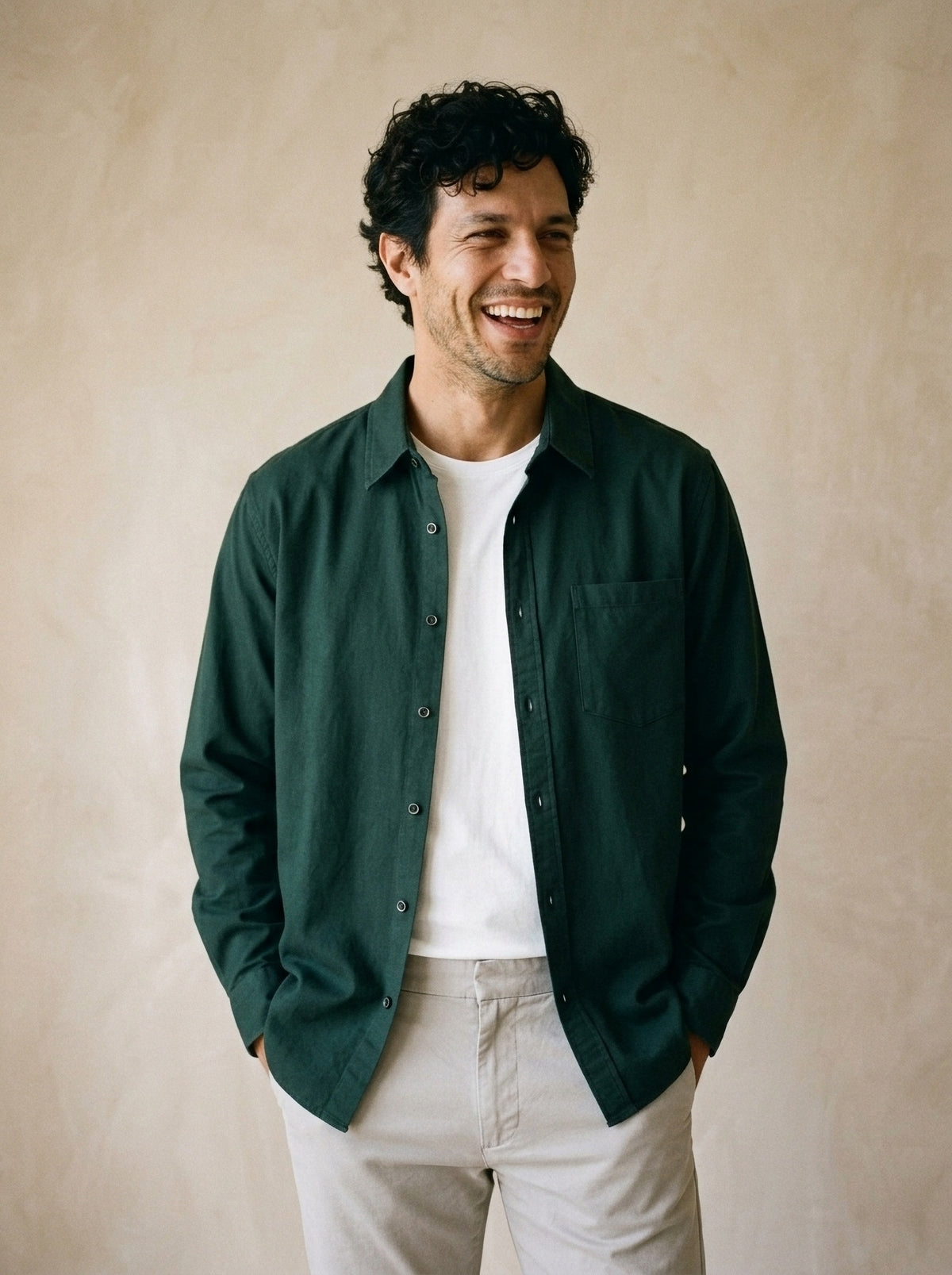 Verde | Camisa de algodão Leiria verde – modelo sorrindo, recorte médio