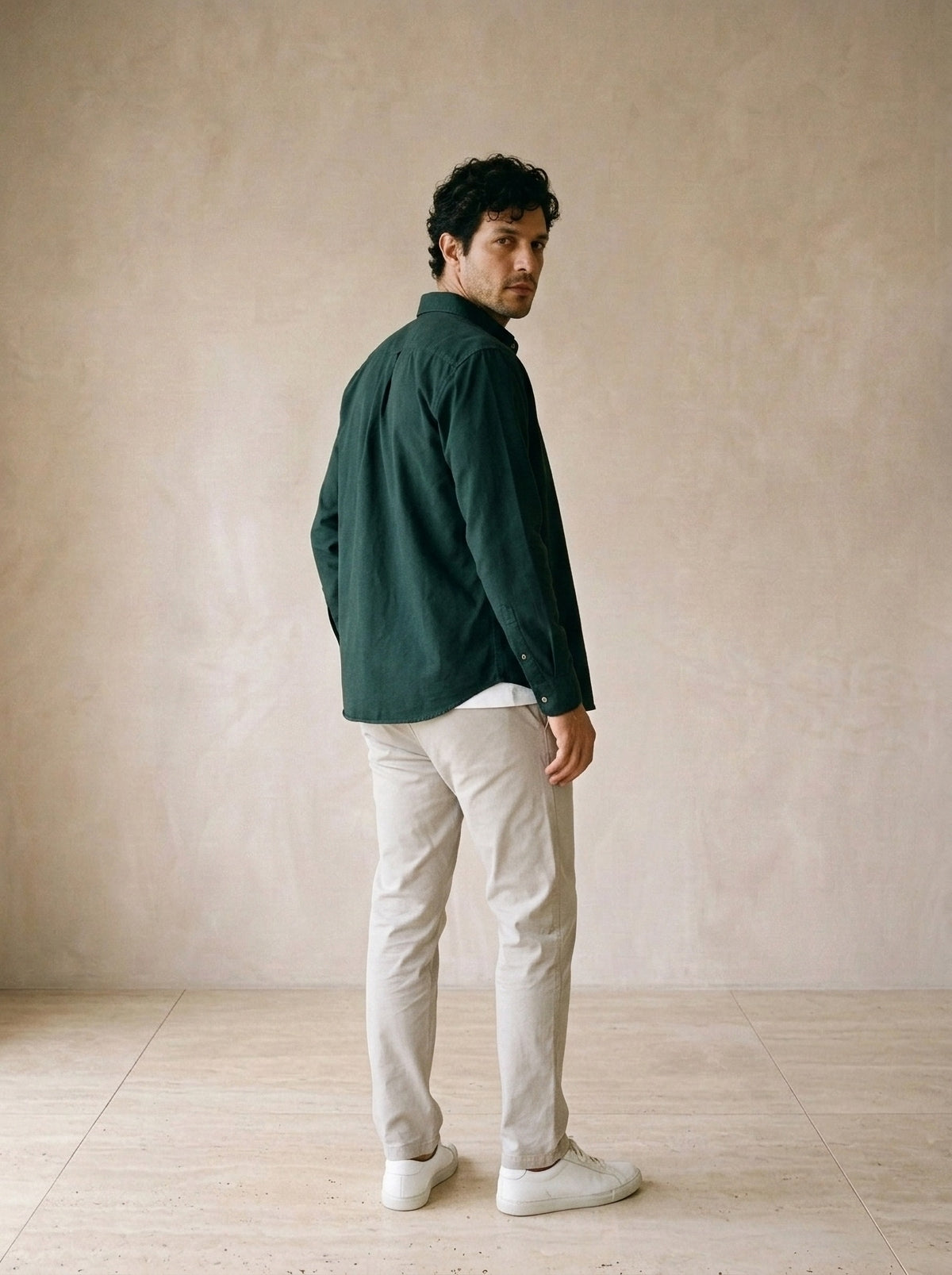 Verde | Camisa de algodão Leiria verde – costas, olhando por cima do ombro