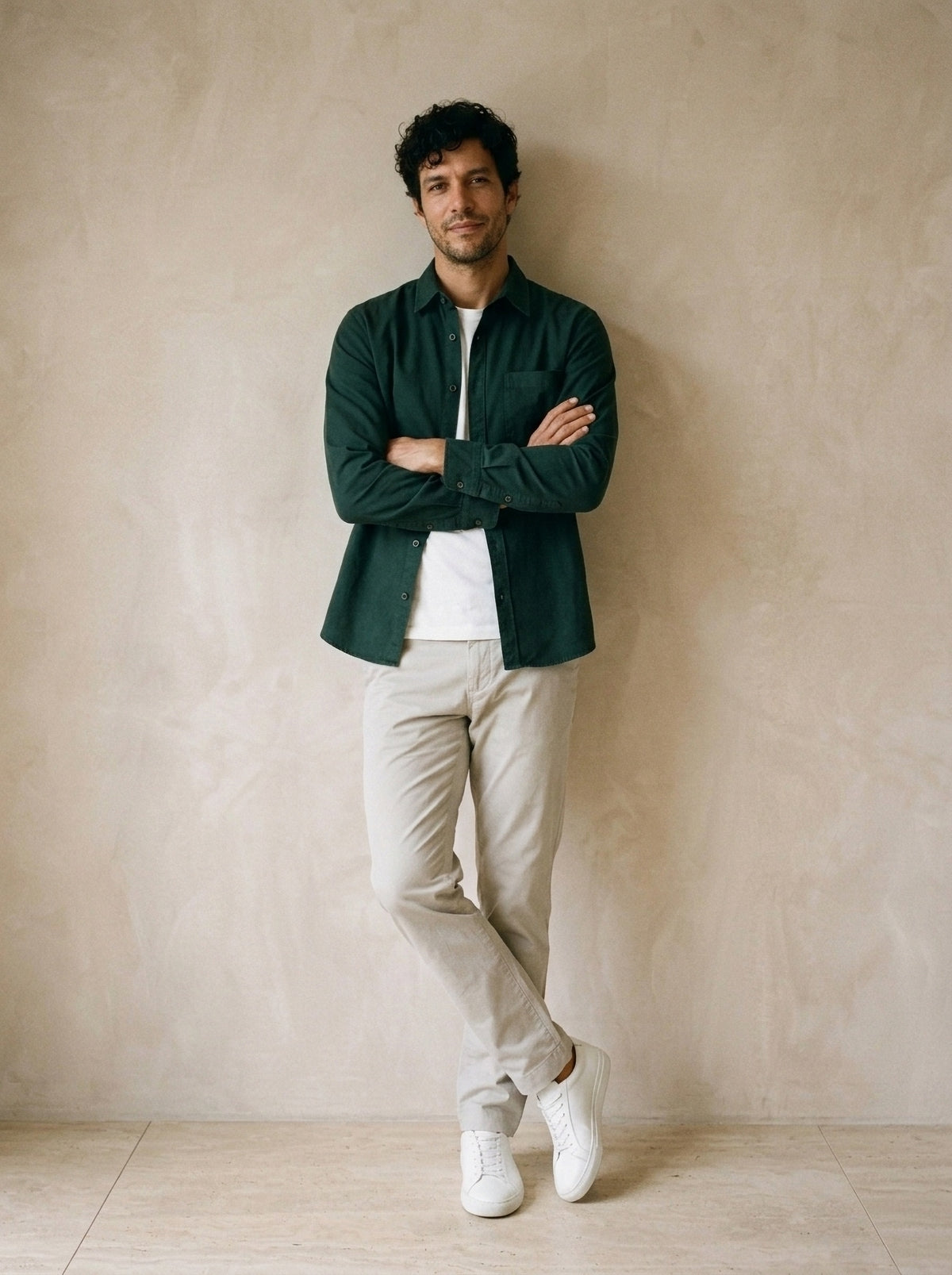 Verde | Camisa de algodão Leiria verde – modelo encostado na parede