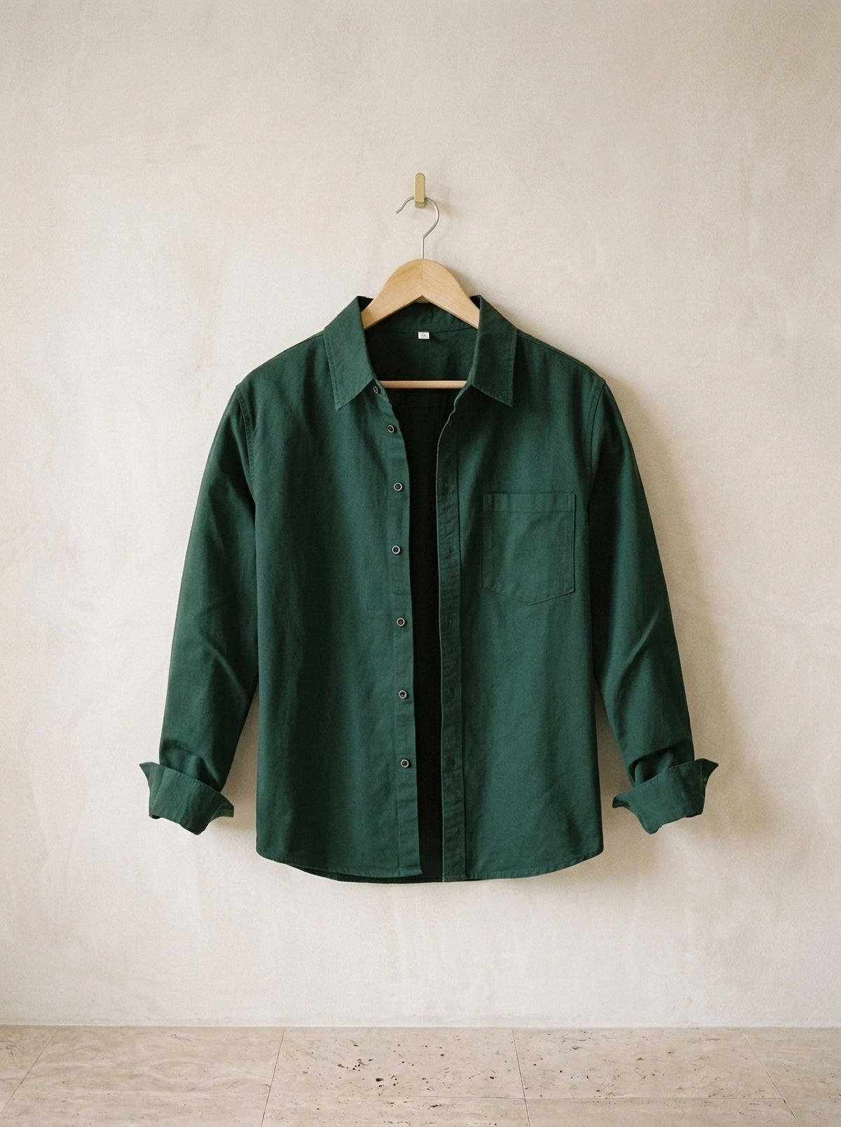 Verde | Camisa de algodão Leiria verde – peça sozinha, no cabide de madeira