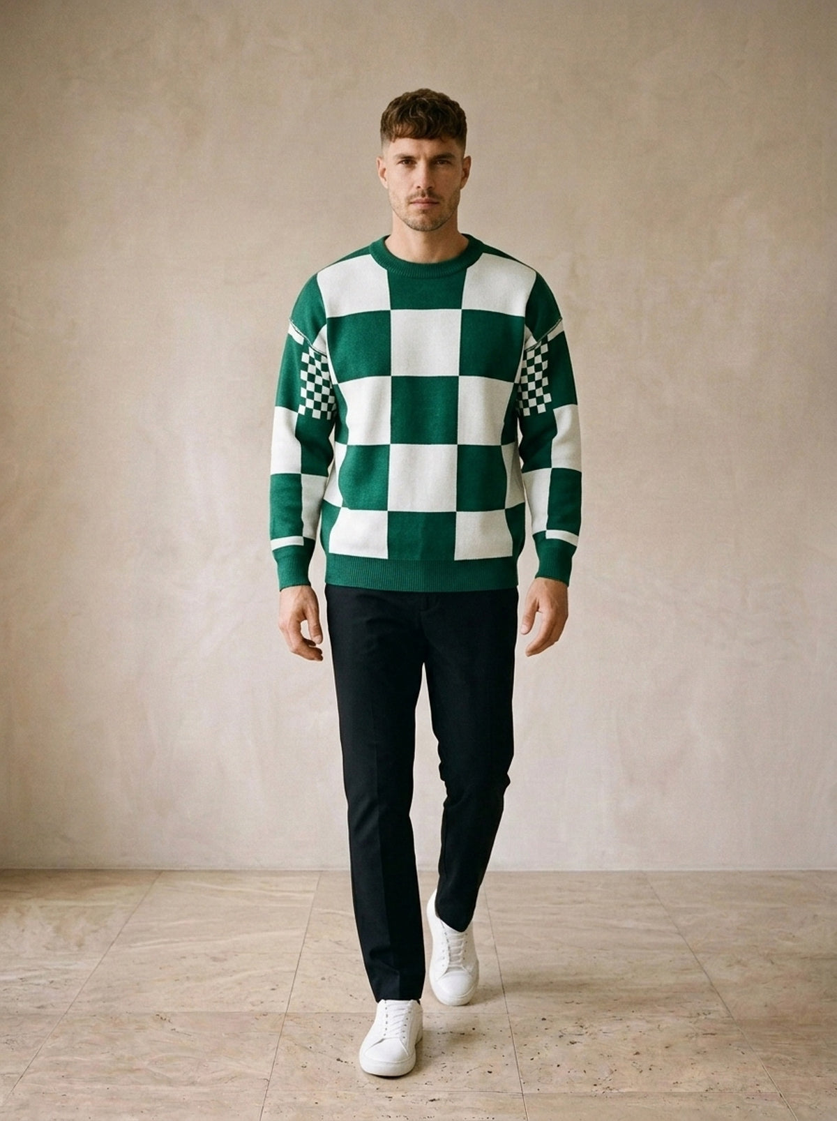 Verde | Suéter quadriculado Lenzerheide verde – corpo inteiro, modelo caminhando