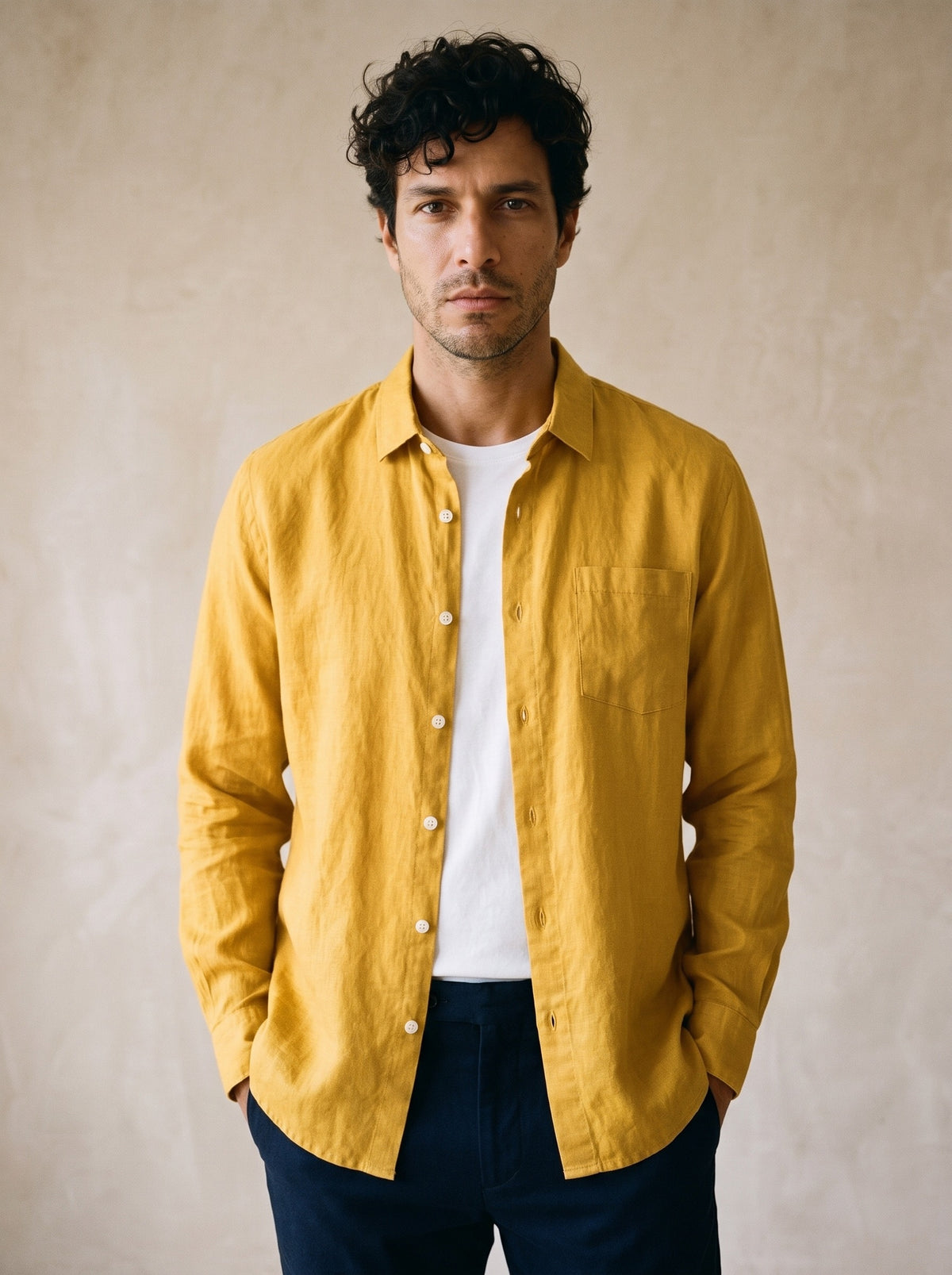Amarelo | Camisa de linho manga longa León amarelo – vista de frente, recorte próximo