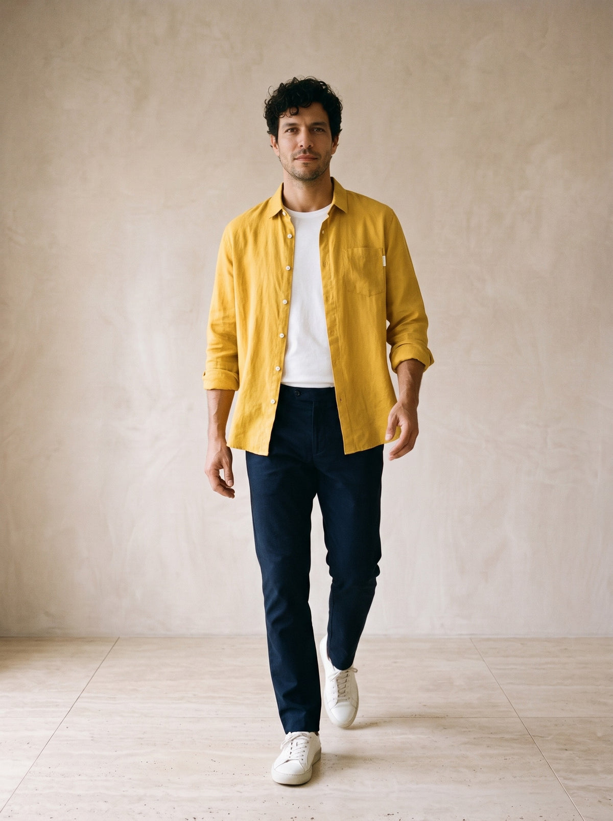Amarelo | Camisa de linho manga longa León amarelo – corpo inteiro, modelo caminhando