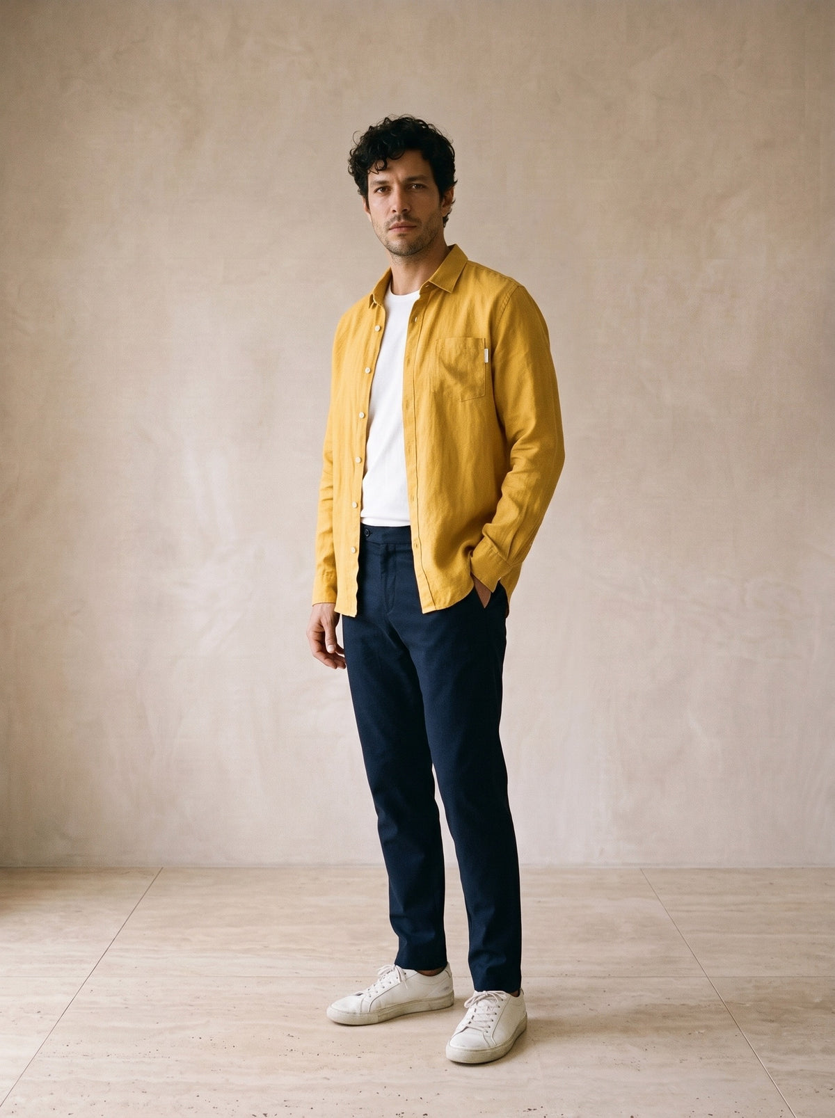 Amarelo | Camisa de linho manga longa León amarelo – vista três quartos