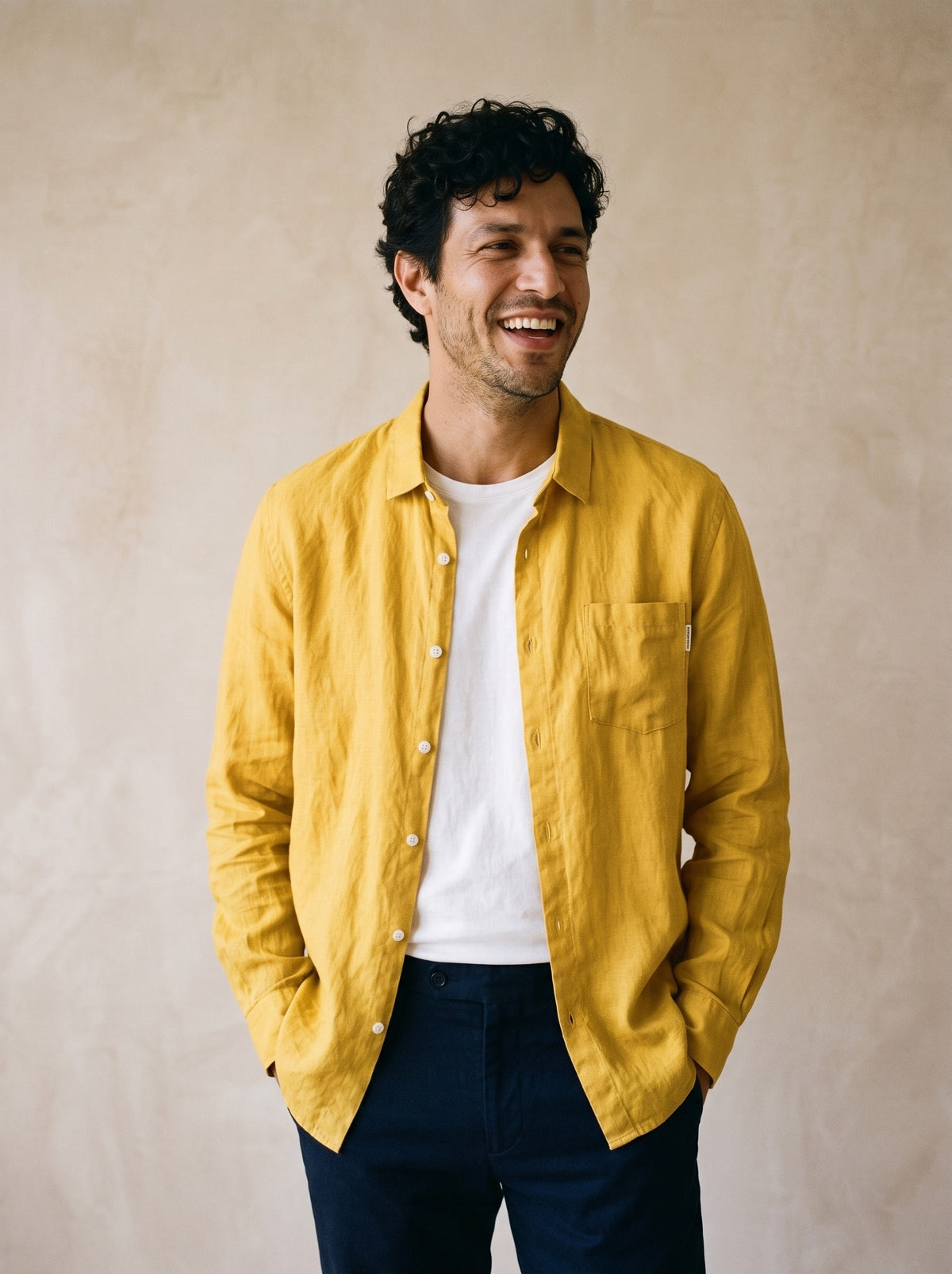 Amarelo | Camisa de linho manga longa León amarelo – modelo sorrindo, recorte médio