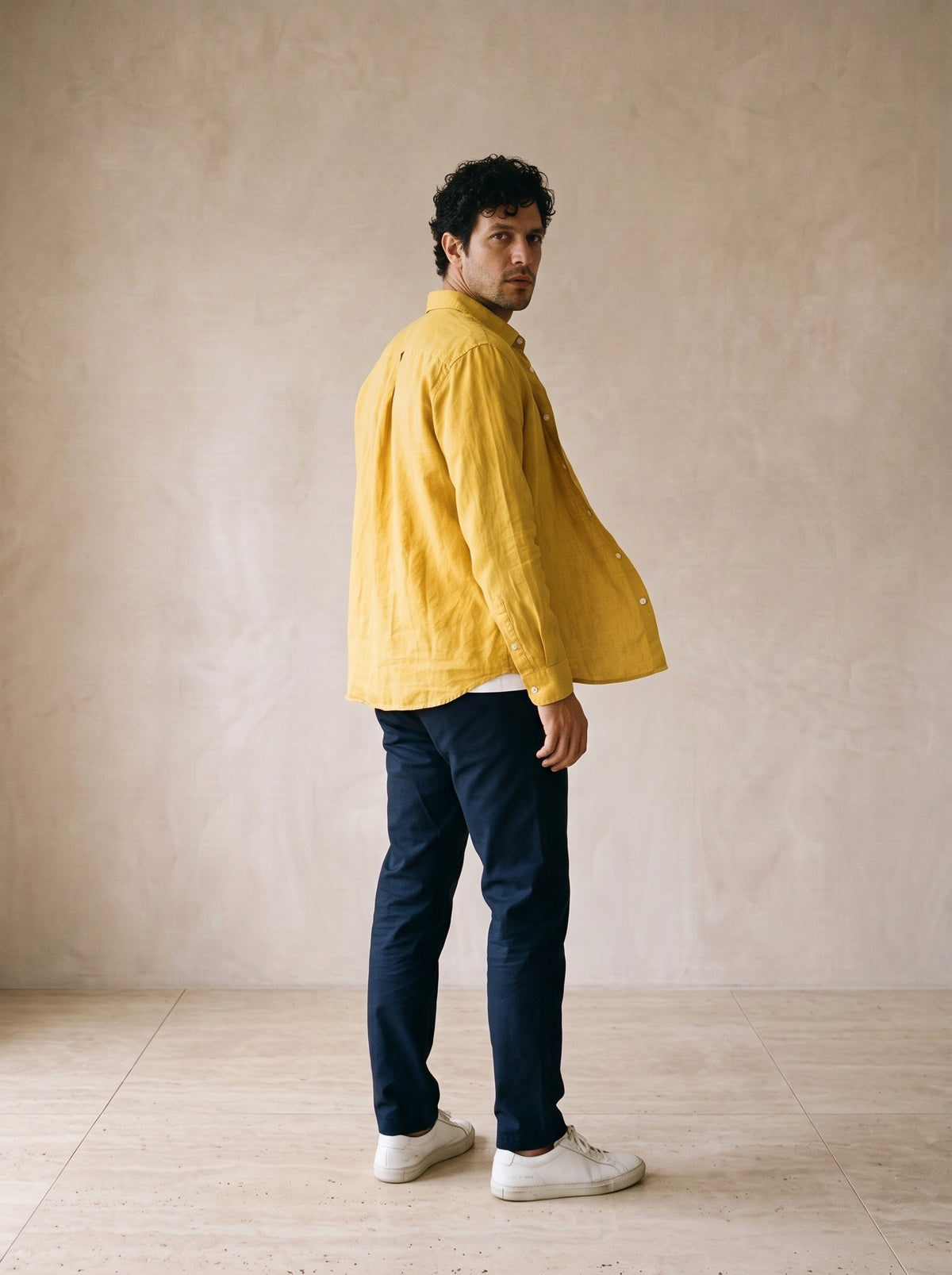 Amarelo | Camisa de linho manga longa León amarelo – costas, olhando por cima do ombro