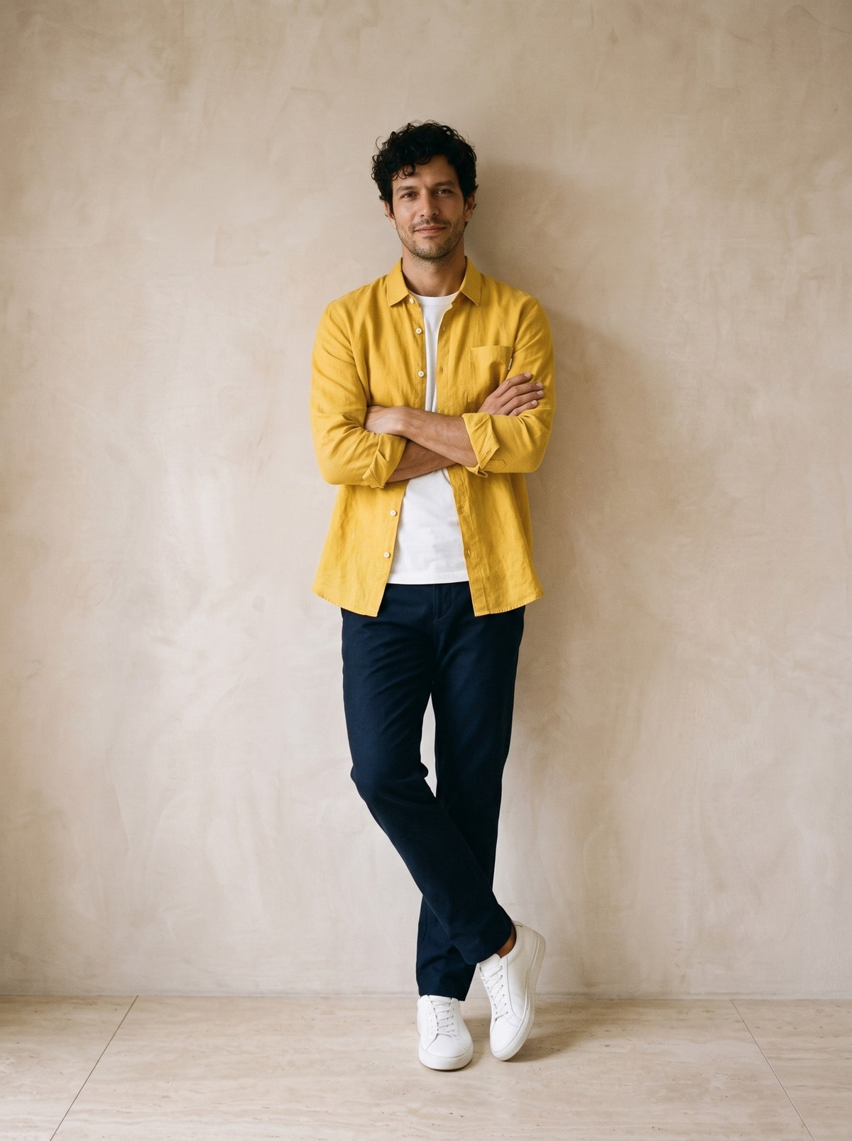 Amarelo | Camisa de linho manga longa León amarelo – modelo encostado na parede
