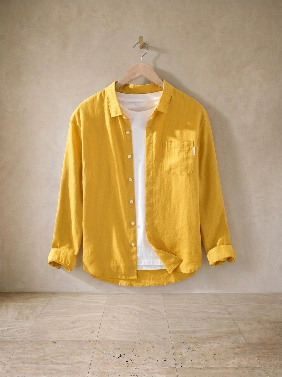 Amarelo | Camisa de linho manga longa León amarelo – peça sozinha, no cabide de madeira