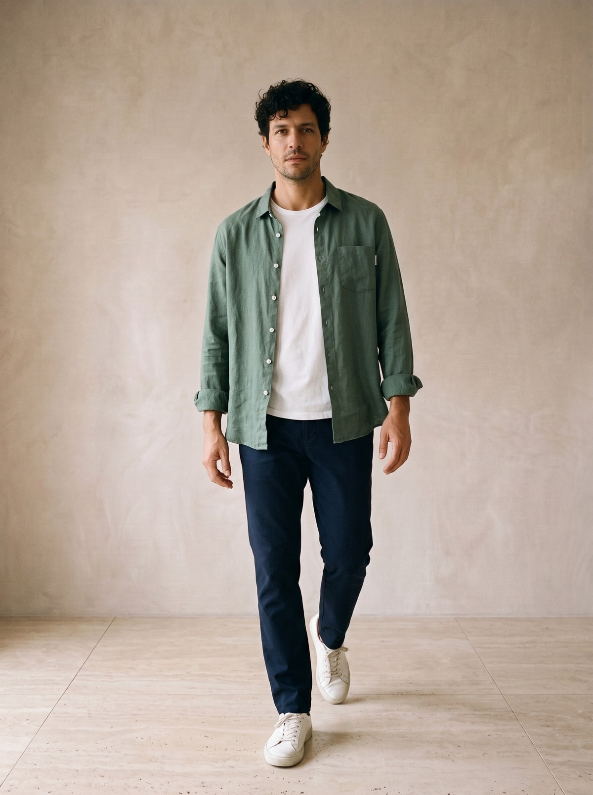 Verde-escuro | Camisa de linho manga longa León verde-escuro – corpo inteiro, modelo caminhando