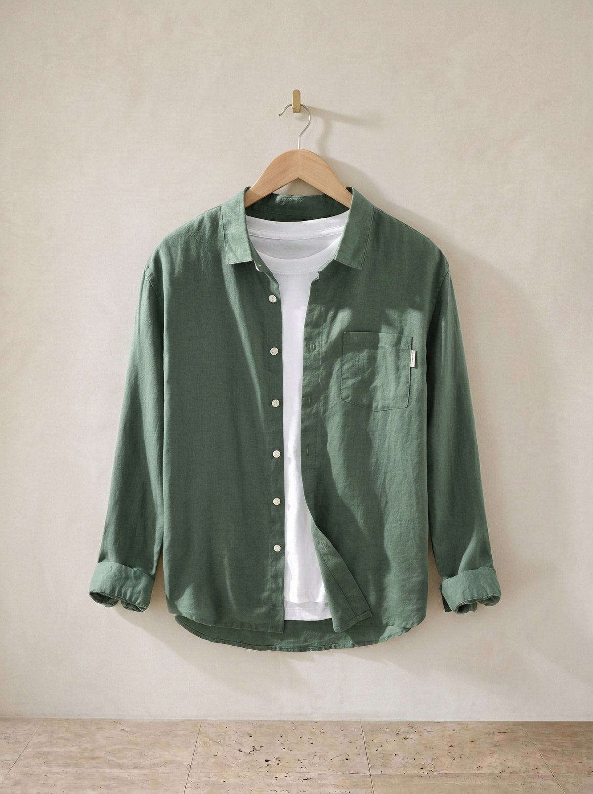 Verde-escuro | Camisa de linho manga longa León verde-escuro – peça sozinha, no cabide de madeira