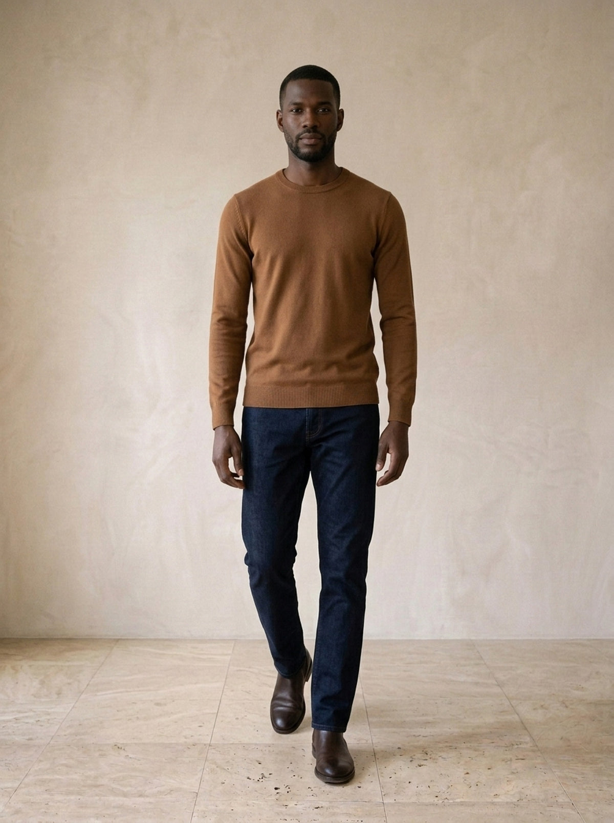 Marrom | Suéter gola redonda slim Les Gets marrom – corpo inteiro, modelo caminhando