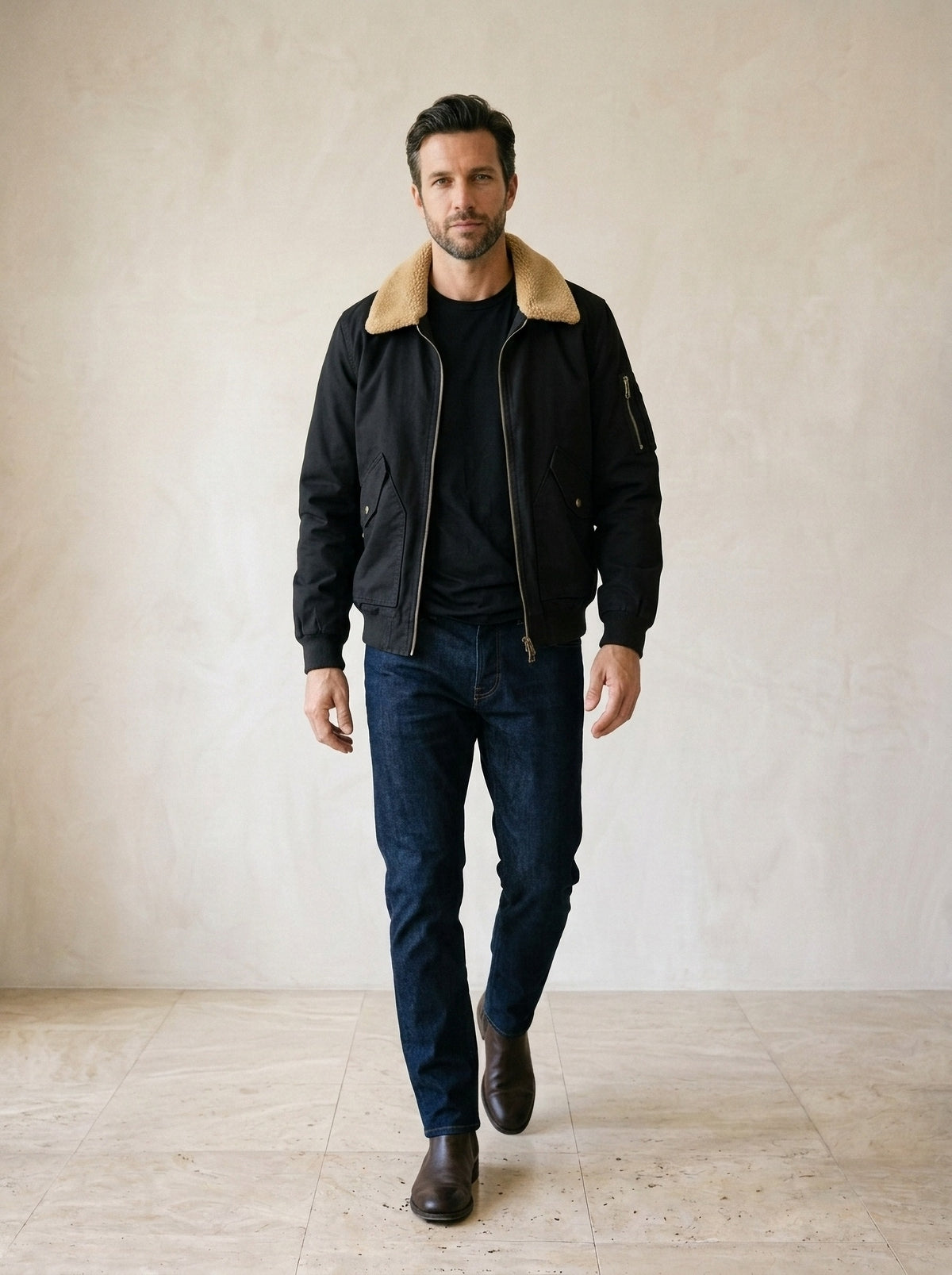 Preto | Jaqueta aviador com gola de pelúcia Levoča preto – corpo inteiro, modelo caminhando