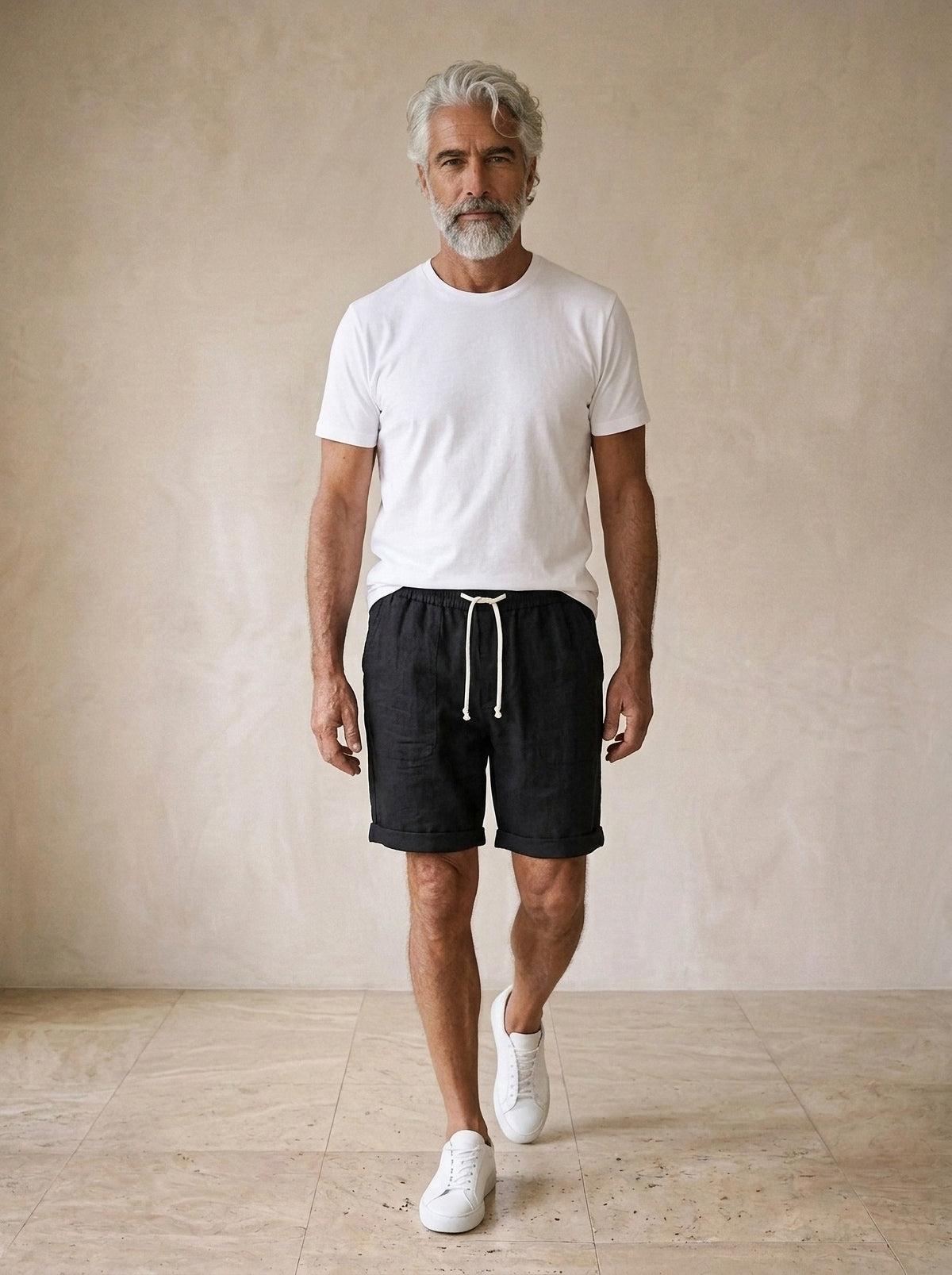 Preto | Bermuda de linho texturizada Limerick preto – corpo inteiro, modelo caminhando