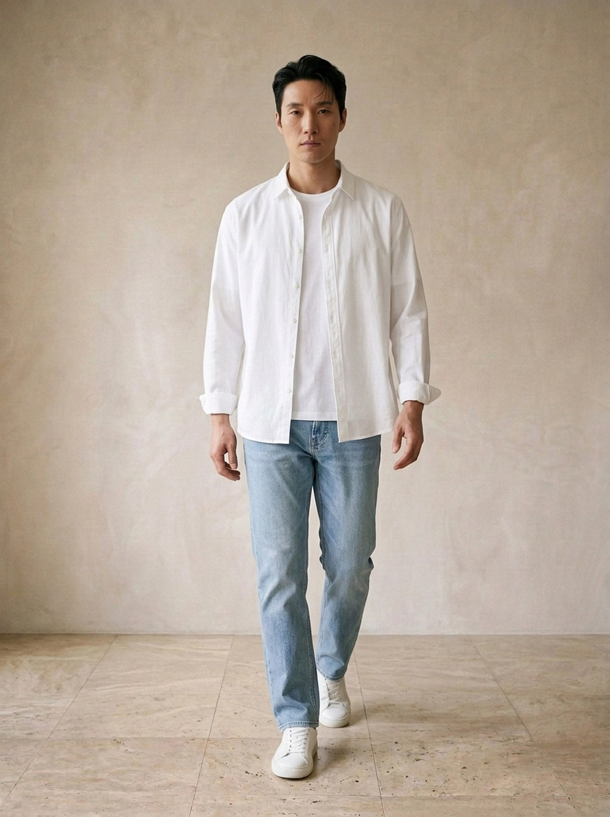 Branco | Camisa oxford slim Limoges branco – corpo inteiro, modelo caminhando