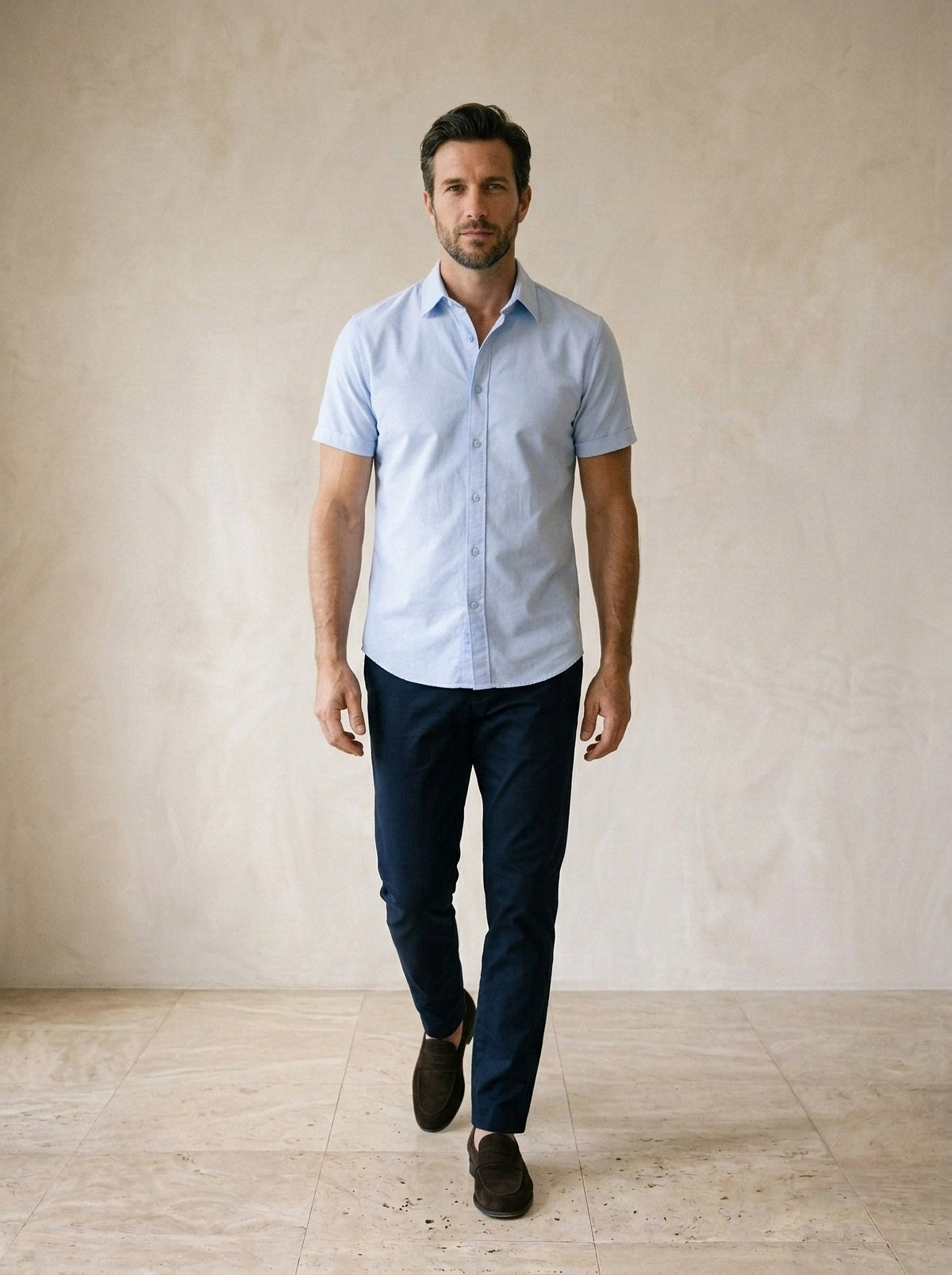Azul-claro | Camisa social slim Linz azul-claro – corpo inteiro, modelo caminhando