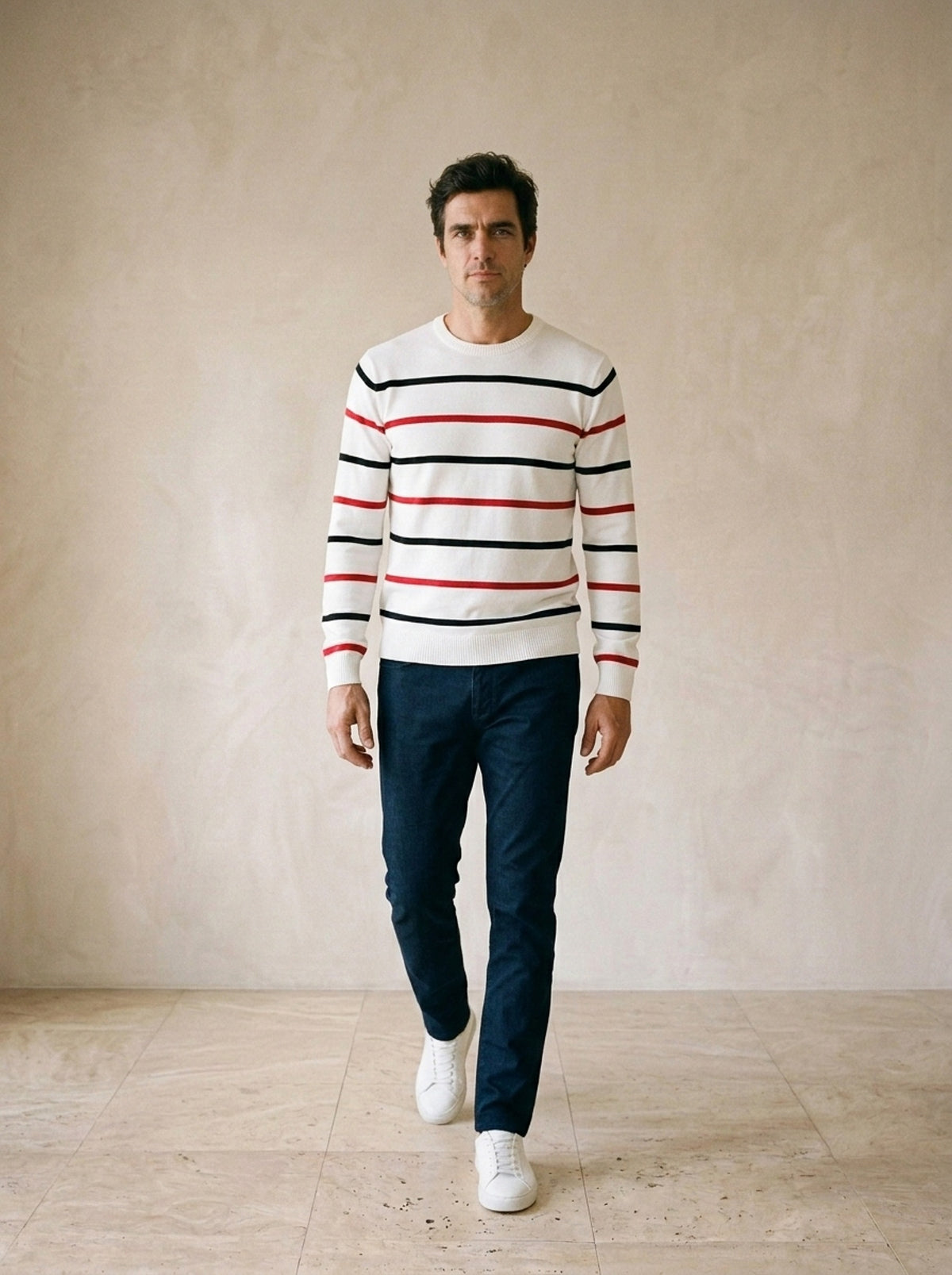 Branco | Suéter listrado Lisburn branco – corpo inteiro, modelo caminhando