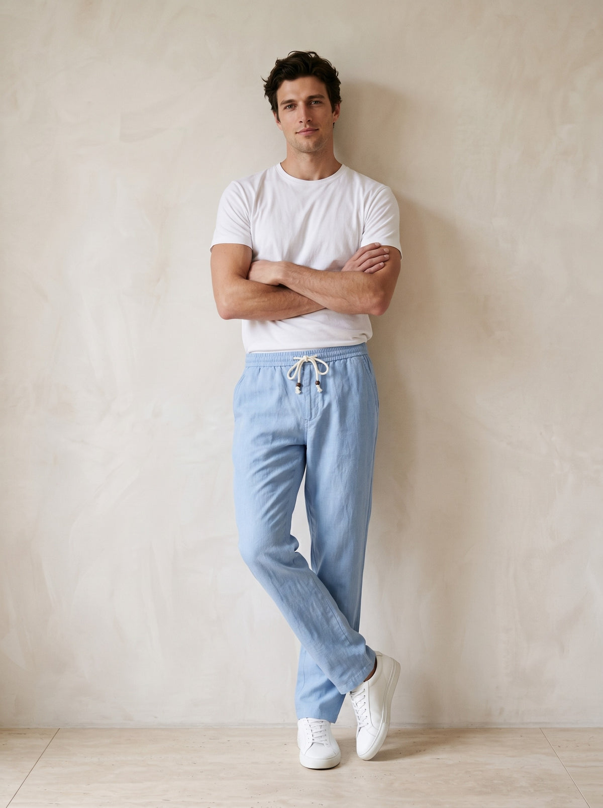 Azul-claro | Calça de linho com cordão Liverpool azul-claro – modelo encostado na parede