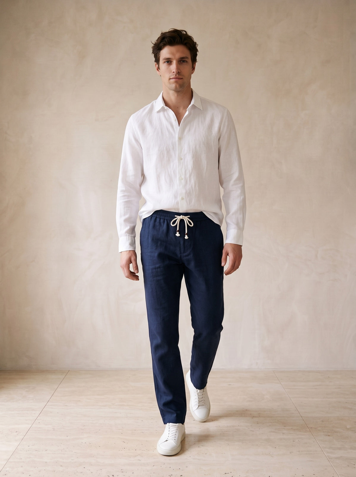 Azul-marinho | Calça de linho com cordão Liverpool azul-marinho – corpo inteiro, modelo caminhando