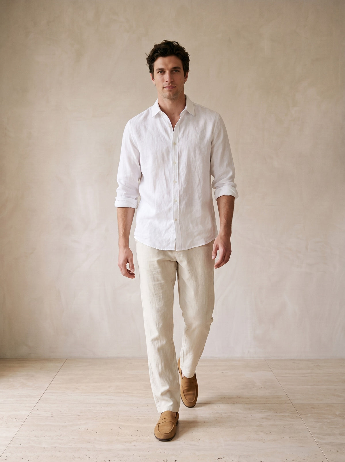 Caqui | Calça de linho com cordão Liverpool caqui – corpo inteiro, modelo caminhando