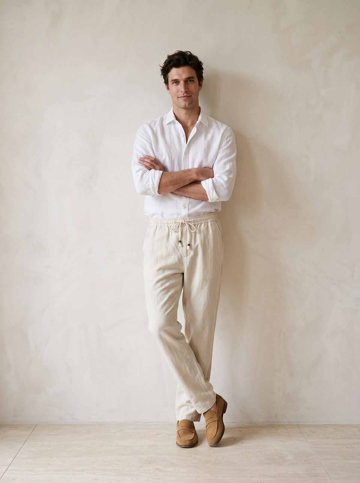 Caqui | Calça de linho com cordão Liverpool caqui – modelo encostado na parede
