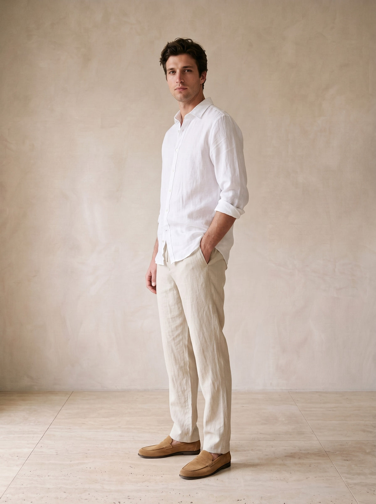 Caqui | Calça de linho com cordão Liverpool caqui – modelo ajustando o cordão da cintura