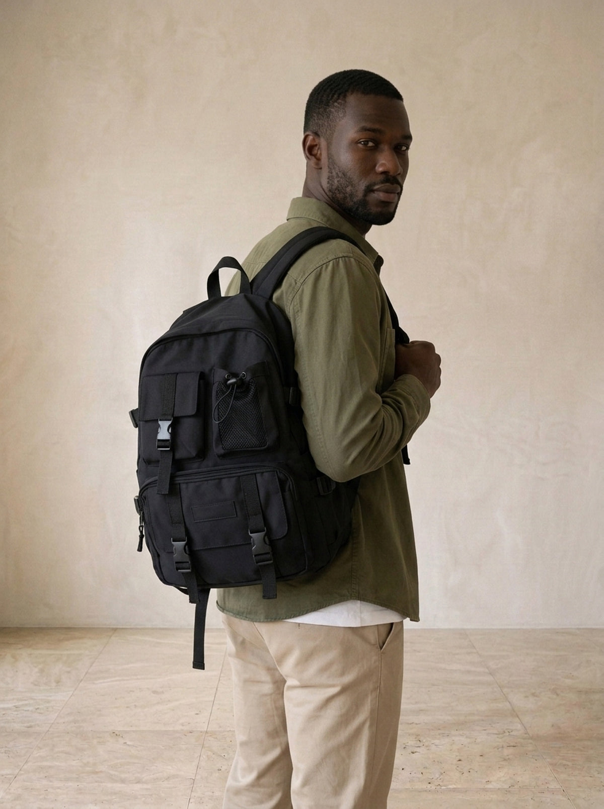 Preto | Mochila de nylon impermeável Locarno preto – modelo com a mochila nas costas