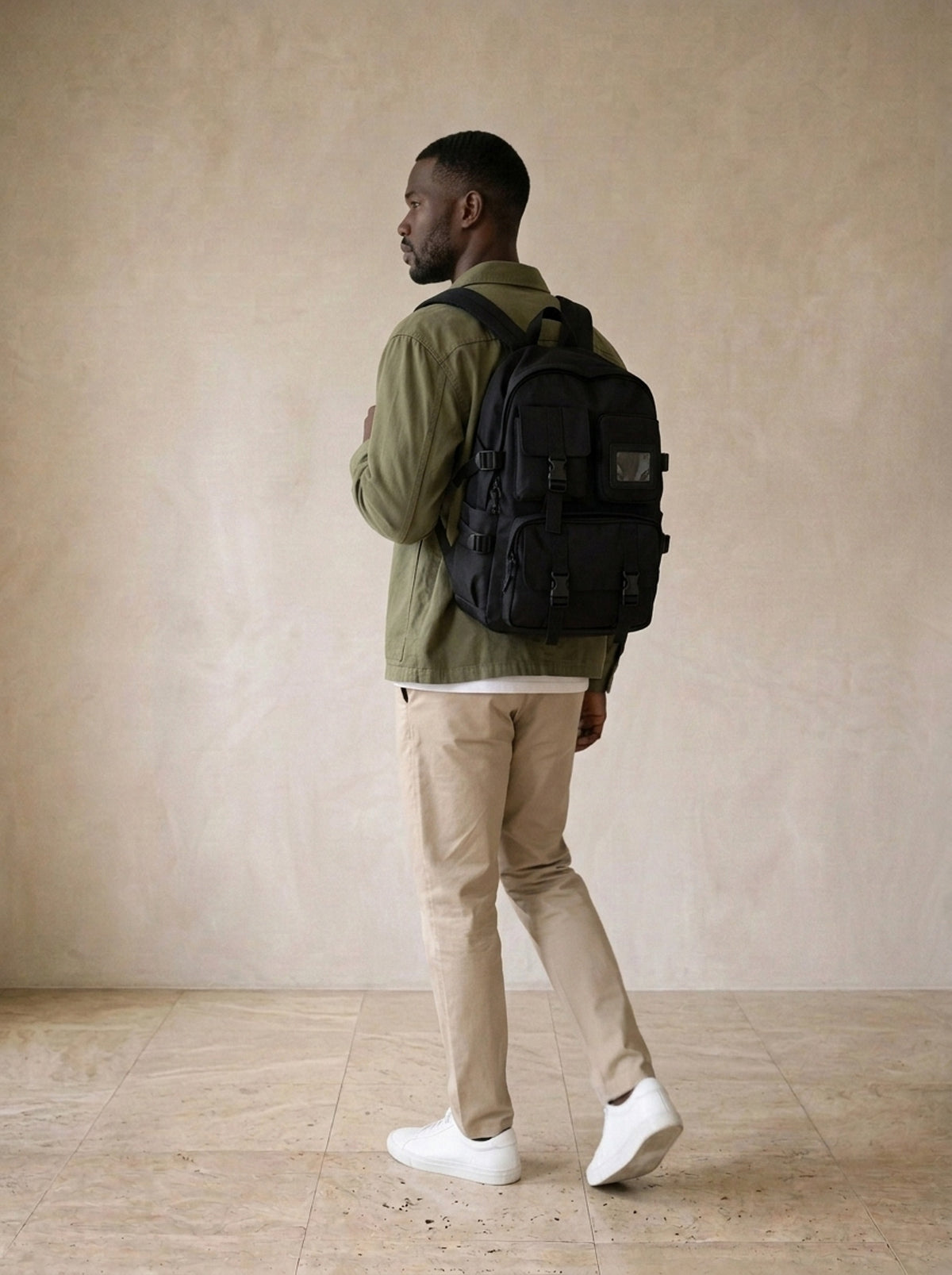 Preto | Mochila de nylon impermeável Locarno preto – modelo caminhando com a mochila