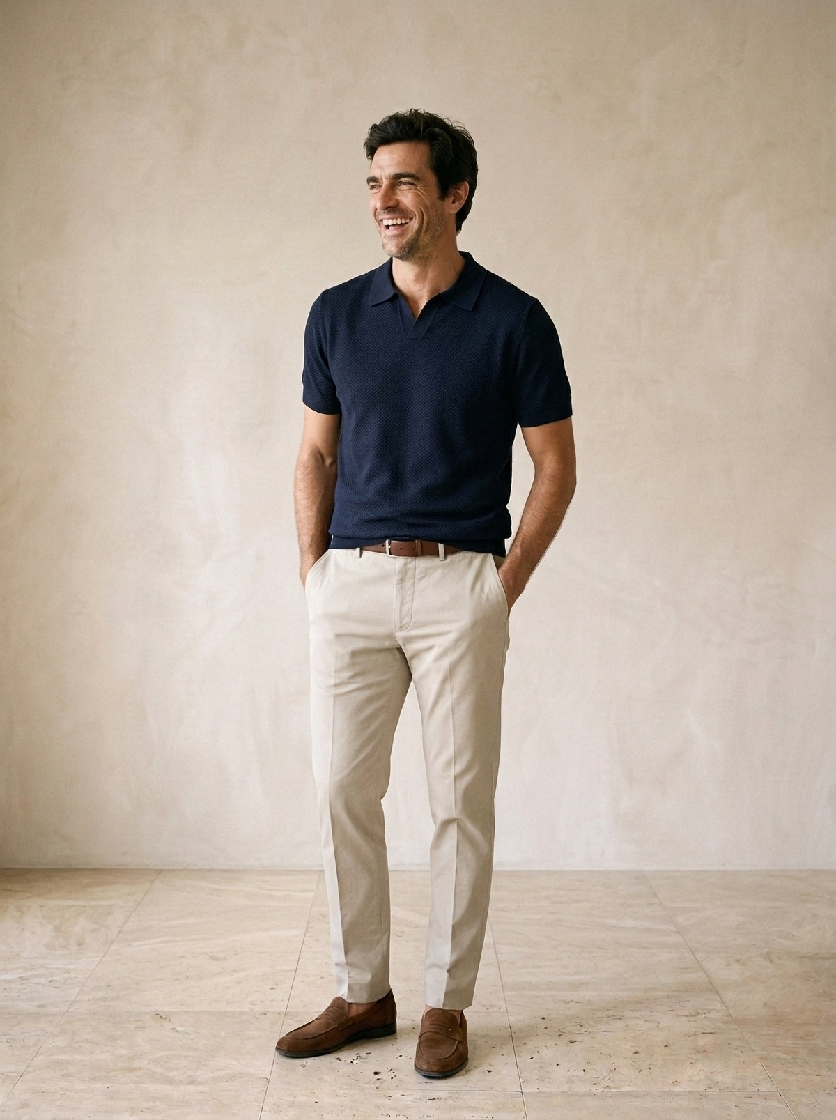 Azul-marinho | Camisa polo de tricot slim Londres azul-marinho – modelo sorrindo, recorte médio