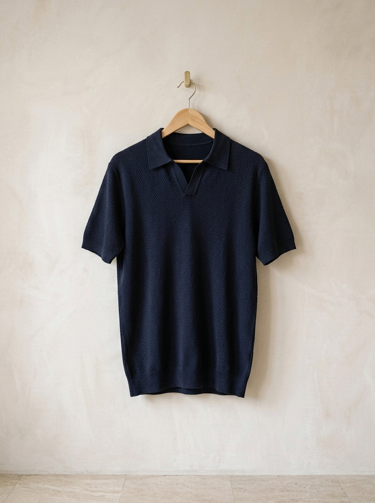 Azul-marinho | Camisa polo de tricot slim Londres azul-marinho – peça sozinha, no cabide de madeira