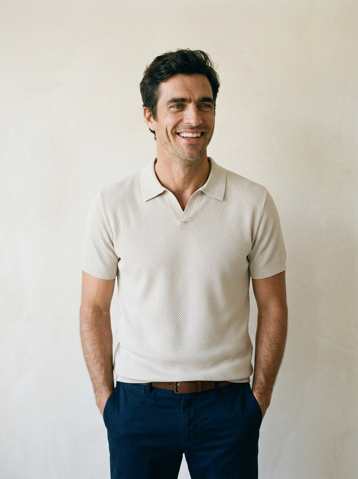Bege | Camisa polo de tricot slim Londres bege – modelo sorrindo, recorte médio