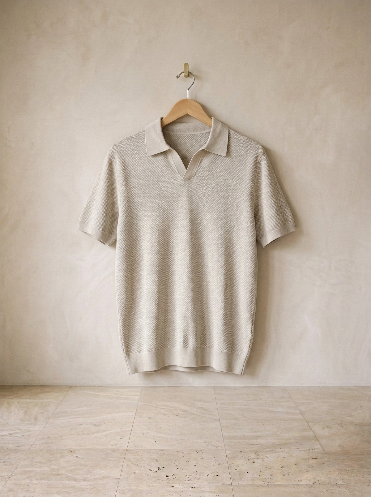 Bege | Camisa polo de tricot slim Londres bege – peça sozinha, no cabide de madeira