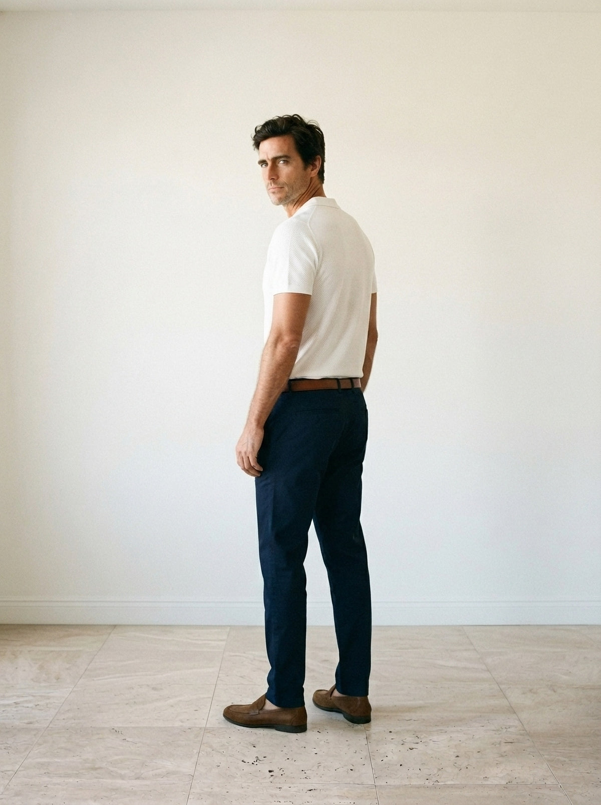 Branco | Camisa polo de tricot slim Londres branco – costas, olhando por cima do ombro