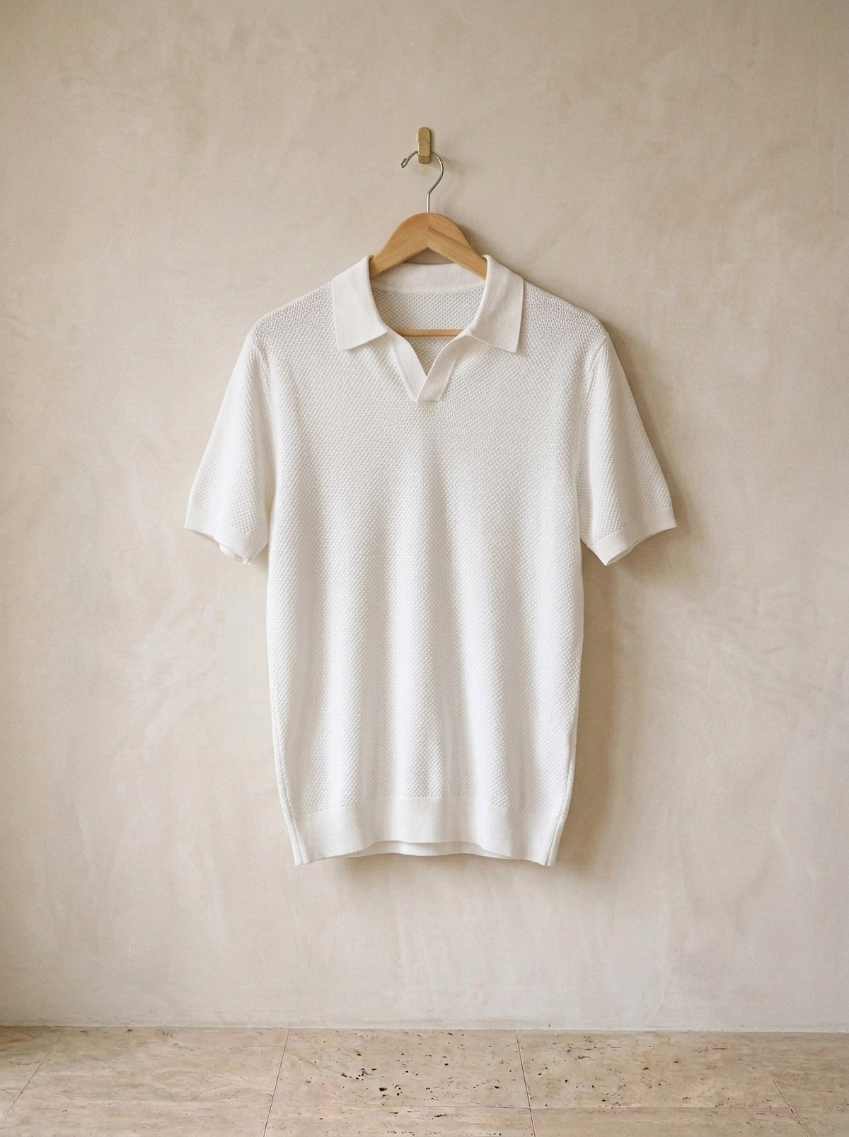 Branco | Camisa polo de tricot slim Londres branco – peça sozinha, no cabide de madeira