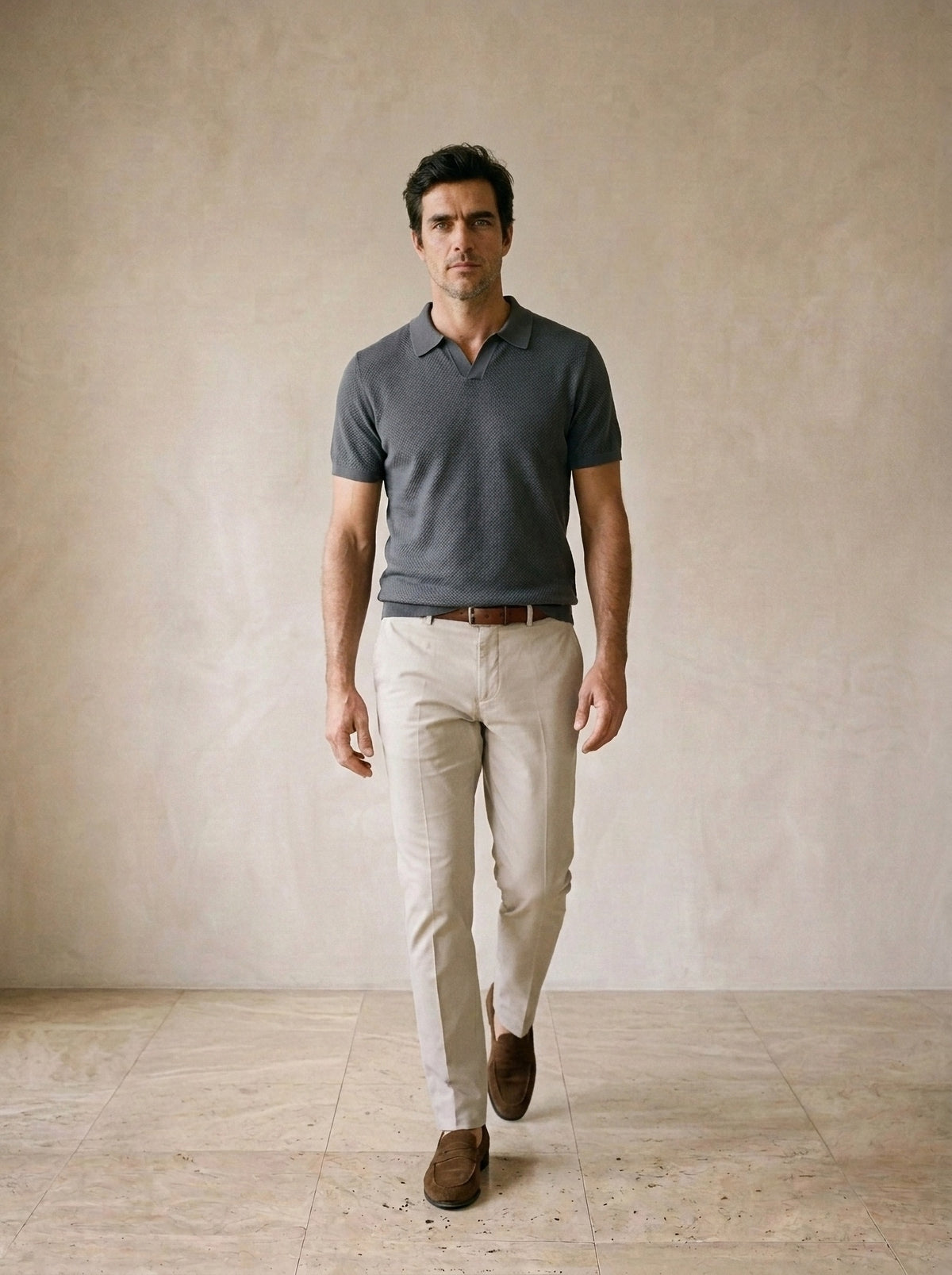 Cinza-escuro | Camisa polo de tricot slim Londres cinza-escuro – corpo inteiro, modelo caminhando