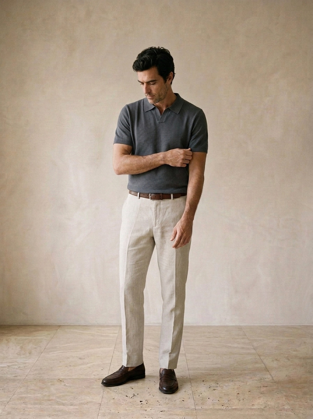 Cinza-escuro | Camisa polo de tricot slim Londres cinza-escuro – modelo ajustando a manga