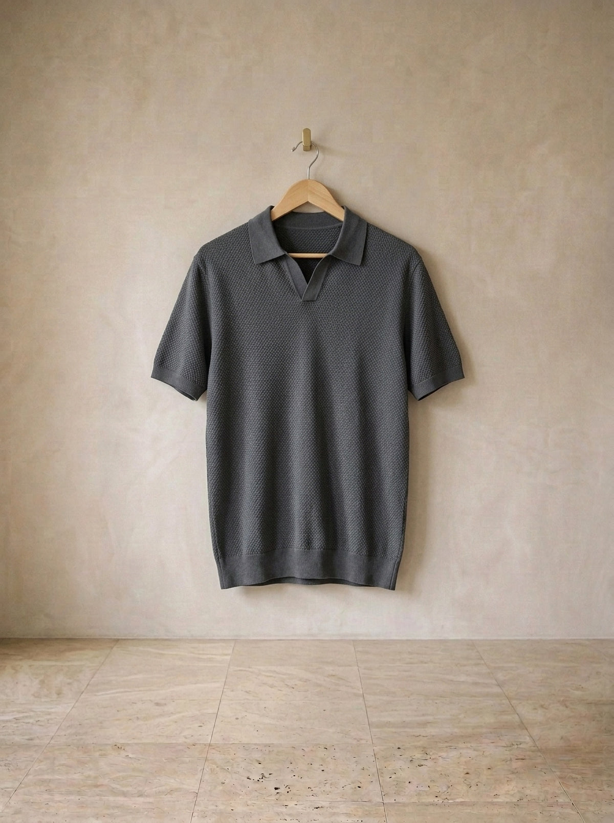 Cinza-escuro | Camisa polo de tricot slim Londres cinza-escuro – peça sozinha, no cabide de madeira