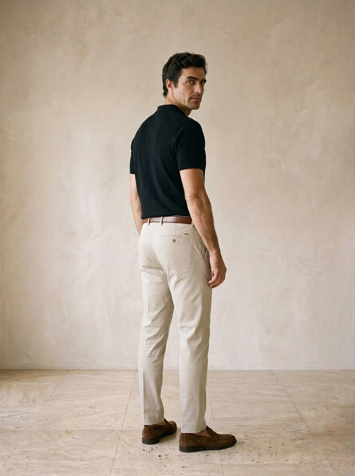 Preto | Camisa polo de tricot slim Londres preto – costas, olhando por cima do ombro