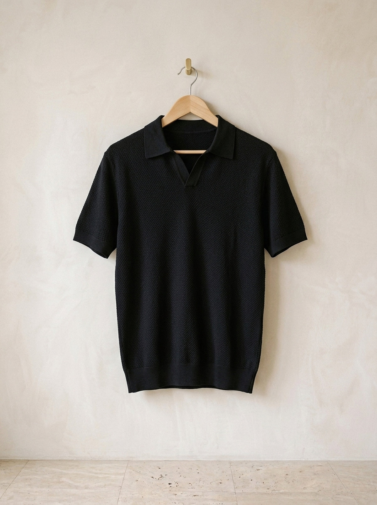 Preto | Camisa polo de tricot slim Londres preto – peça sozinha, no cabide de madeira