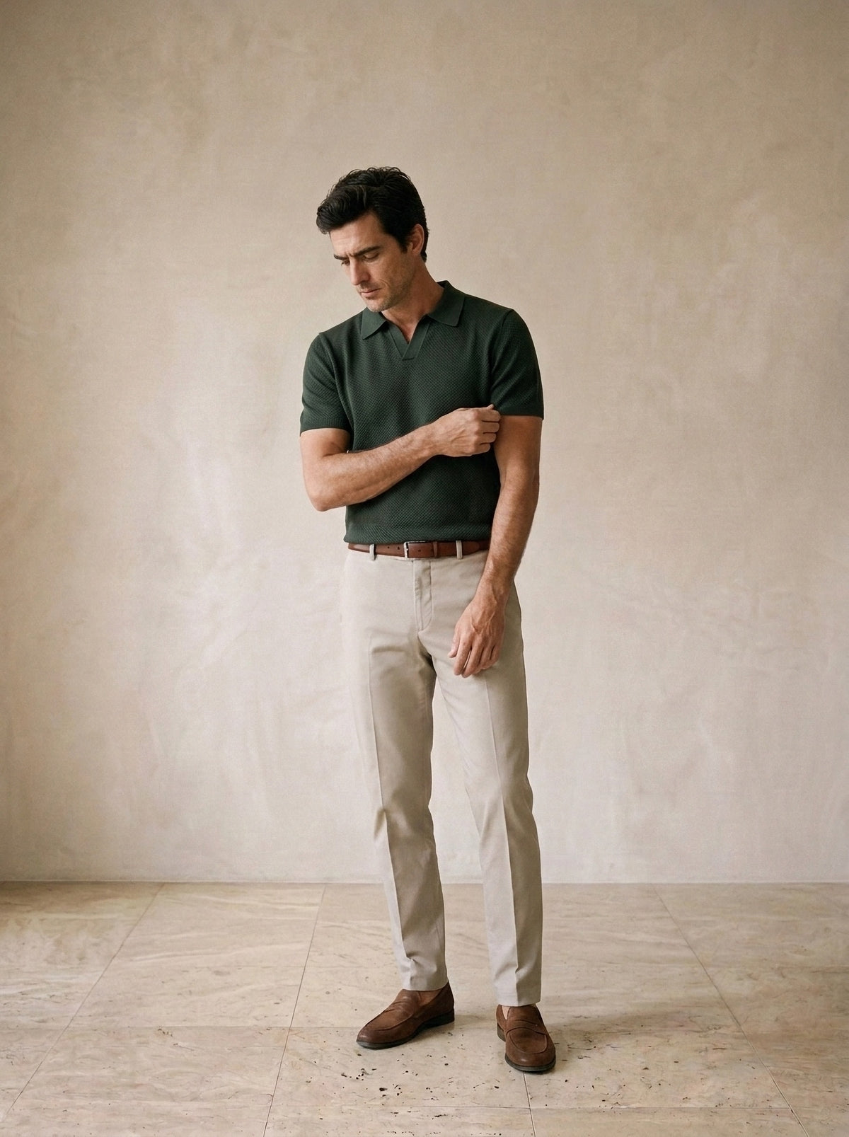 Verde-escuro | Camisa polo de tricot slim Londres verde-escuro – modelo ajustando a manga