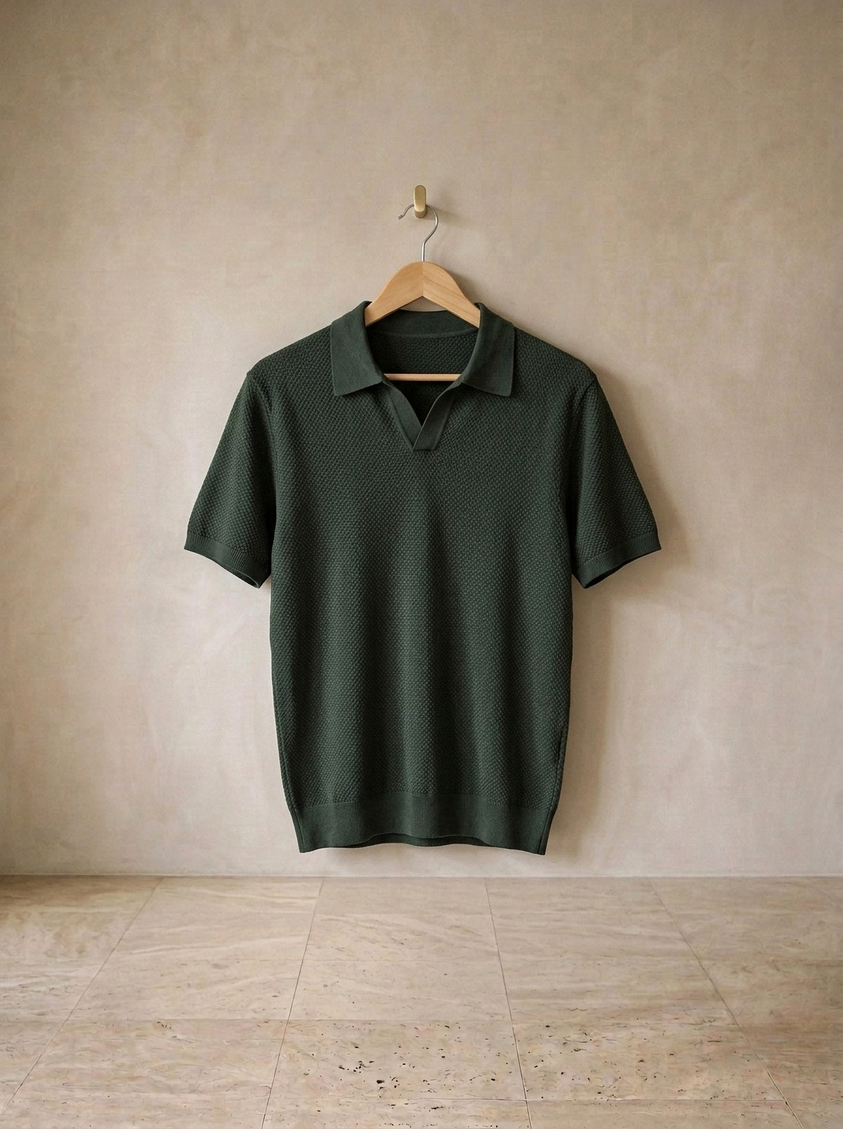 Verde-escuro | Camisa polo de tricot slim Londres verde-escuro – peça sozinha, no cabide de madeira