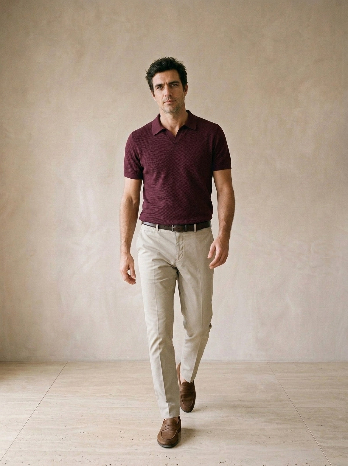 Vinho | Camisa polo de tricot slim Londres vinho – corpo inteiro, modelo caminhando