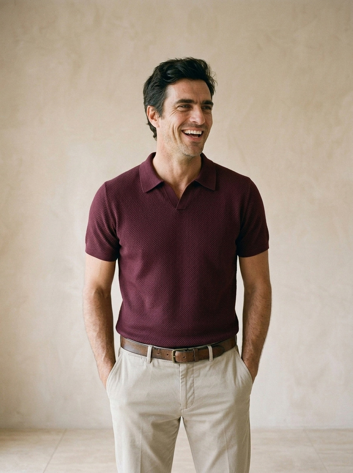 Vinho | Camisa polo de tricot slim Londres vinho – modelo sorrindo, recorte médio