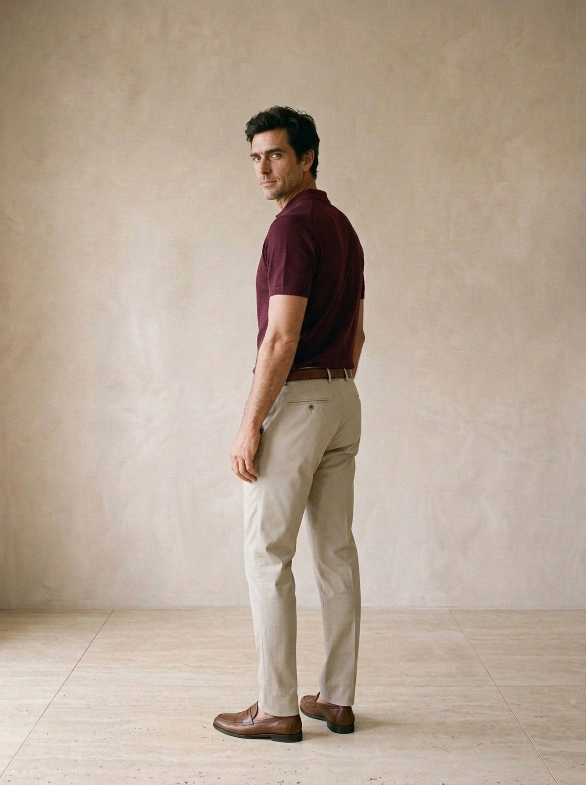 Vinho | Camisa polo de tricot slim Londres vinho – costas, olhando por cima do ombro