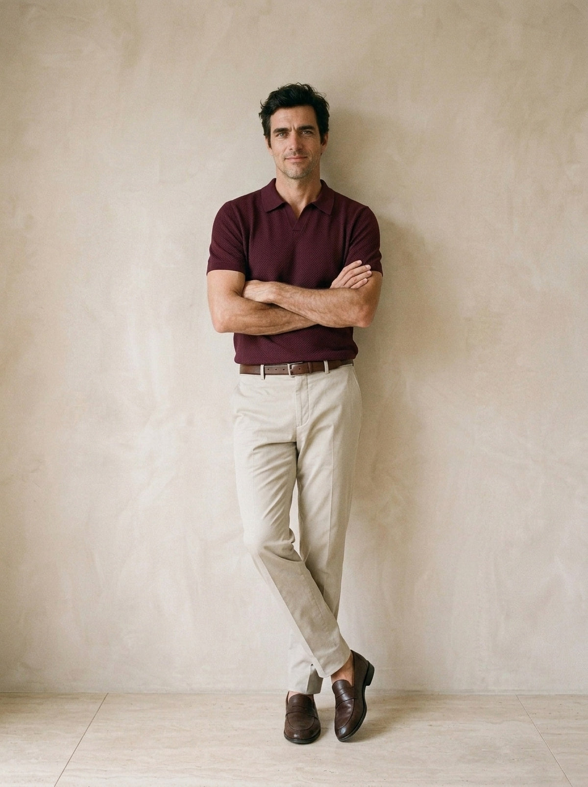 Vinho | Camisa polo de tricot slim Londres vinho – modelo encostado na parede