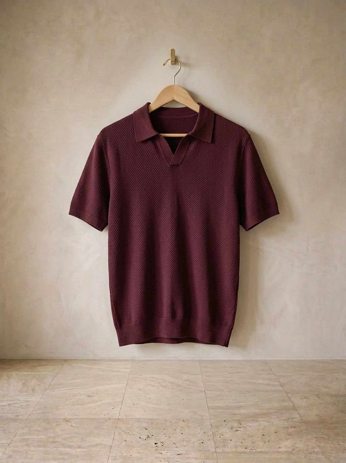 Vinho | Camisa polo de tricot slim Londres vinho – peça sozinha, no cabide de madeira